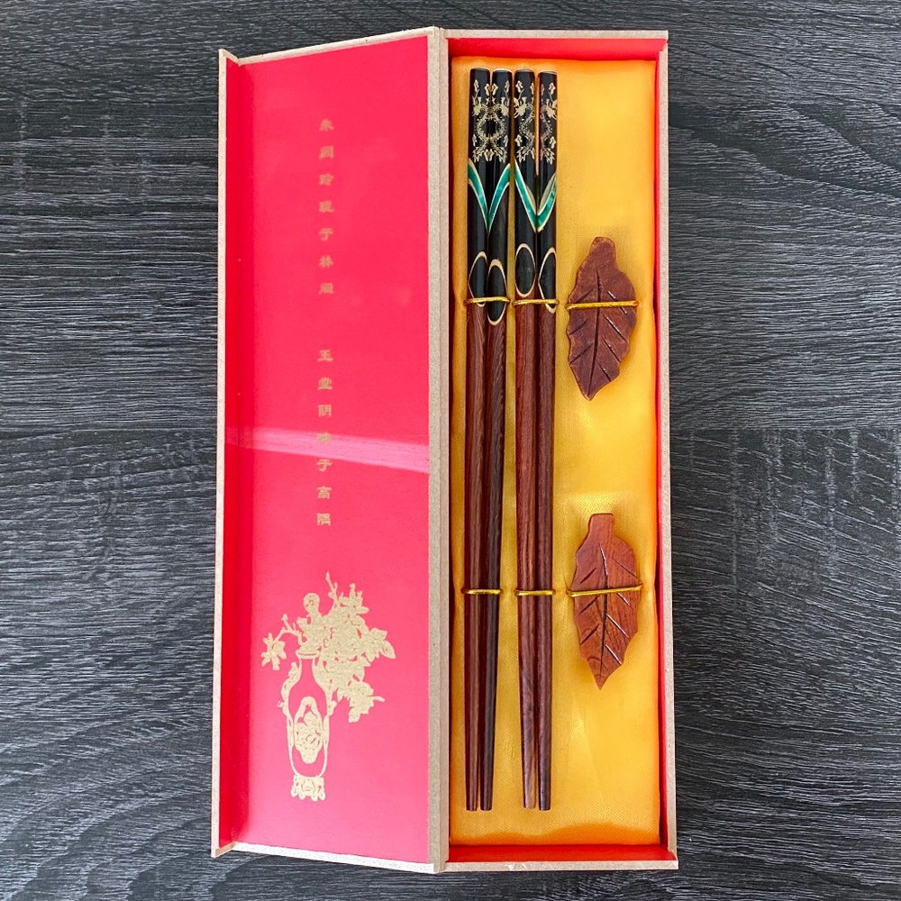 NEW 2 Pair Chopstick Set with Rests